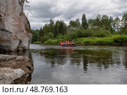 Сплав по реке Серга. Скалы и вода в природном парке "Оленьи ручьи", Екатеринбург, Свердловская область. (2024 год). Редакционное фото, фотограф Pukhov K / Фотобанк Лори