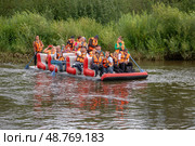 Сплав по реке Серга. Скалы и вода в природном парке "Оленьи ручьи", Екатеринбург, Свердловская область. (2024 год). Редакционное фото, фотограф Pukhov K / Фотобанк Лори