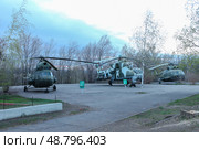 Саратов. Музей техники в парке Победы на Соколовой горе. Военно-транспортный вертолет МИ-8Т и Ми-24В (2016 год). Редакционное фото, фотограф Регина Ерофеева / Фотобанк Лори