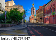 Petrovka street and High Monastery of St. Peter (Vysokopetrovsky Monastery) in Moscow, Russia. Architecture and landmarks of Moscow. Cozy cityscape of Moscow (2022 год). Редакционное фото, фотограф Екатерина Белова / Фотобанк Лори