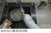 Thorough dishwashing process, scrubbing, rinsing, and drying in kitchen sink. Стоковое видео, видеограф Zakharova Natasha / Фотобанк Лори