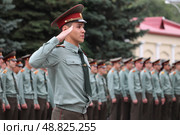 Курсант Саратовского военного института войск национальной гвардии отдает честь. Курсант СВКИ ВНГ РФ на вручении офицерских погонов. Будущий офицер. Стоковое фото, фотограф Регина Ерофеева / Фотобанк Лори