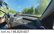 The driver makes a sudden maneuver when driving on city streets. The camera is 360 degrees. Russia. Moscow 05.25. 2025. Стоковое видео, видеограф Ярославский Максим / Фотобанк Лори