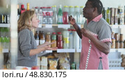 European wife and African husband, yells at each other in shop. Стоковое видео, видеограф Яков Филимонов / Фотобанк Лори