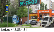 Заправка автомата по продаже чистой питьевой водой. Саратов. Редакционное фото, фотограф Евгений Будюкин / Фотобанк Лори