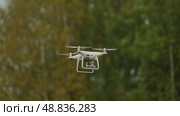 the quadcopter is shooting. Стоковое видео, видеограф Алексей Сергеев / Фотобанк Лори