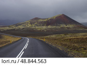 Шоссе в Исландии. Пейзаж с лавовыми полями и горой. Стоковое фото, фотограф Дымов Игорь / Фотобанк Лори