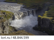Вид на каньон реки и водопад Хафрагильсфосс (Hafragilsfoss) в Исландии, одну из лучших достопримечательностей кольцевой дороги. Стоковое фото, фотограф Дымов Игорь / Фотобанк Лори