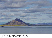 Гора Vindbelgjarfjall и озеро в зимнем пейзаже Миватн, Исландия. Стоковое фото, фотограф Дымов Игорь / Фотобанк Лори