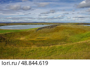 Псевдо кратеры и вулканическая гора. Летний пейзаж озера Миватн (Myvatn ). Исландия. Стоковое фото, фотограф Дымов Игорь / Фотобанк Лори