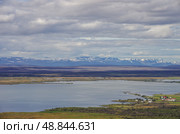 Псевдо кратеры и вулканическая гора. Летний пейзаж озера Миватн (Myvatn ). Исландия. (2014 год). Стоковое фото, фотограф Дымов Игорь / Фотобанк Лори