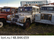 Заброшенные классические Land Rover в городе  Эйильсстадир ( Egilsstadir ). Исладния (2014 год). Редакционное фото, фотограф Дымов Игорь / Фотобанк Лори