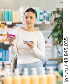 Middle-aged woman customer choosing paracetamol in drugstore. Стоковое фото, фотограф Яков Филимонов / Фотобанк Лори