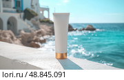 Luxury Sunscreen on Limestone Ledge with Turquoise Sea Backdrop. Роскошный солнцезащитный крем на известняковом выступе на фоне бирюзового моря. Стоковое AI-изображение, AI-художник Katsiaryna Repich / Фотобанк Лори