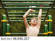 Подросток занимается спортом на спортивной площадке. Стоковое фото, фотограф Дмитрий Киселёв / Фотобанк Лори