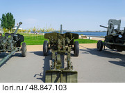 100мм противотанковая пушка МТ-12 Рапира, буксируемое артиллерийское орудие. Волгоград, Россия, Центральная набережная. (2020 год). Редакционное фото, фотограф Андрей Цыганков / Фотобанк Лори
