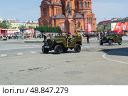 Советский военный полноприводный легковой автомобиль ГАЗ-67Б, репетиция парада. Волгоград, улица Мира, Россия. Редакционное фото, фотограф Андрей Цыганков / Фотобанк Лори