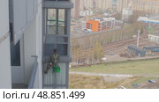 climber wash in a high-rise building. Стоковое видео, видеограф Елизавета Малкова / Фотобанк Лори