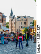 Kyiv, Ukraine - August 24, 2013: Tourists near souvenir shops on Andreevsky Descent in Kyiv. Редакционное фото, фотограф Татьяна  Бральнина / Фотобанк Лори