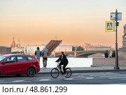 Раннее утро на Петровской набережной. Люди наблюдают за сведением Троицкого моста. Санкт-Петербург (2024 год). Редакционное фото, фотограф Ольга Визави / Фотобанк Лори