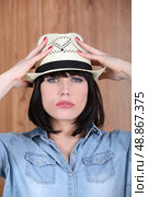 brunette with hands on strawhat. Стоковое фото, агентство Ingram Publishing / Фотобанк Лори