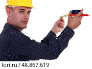 Tradesman using a measuring tape. Стоковое фото, агентство Ingram Publishing / Фотобанк Лори
