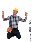 craftsman on his knees hands up. Стоковое фото, агентство Ingram Publishing / Фотобанк Лори