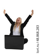 Triumphant businesswoman sitting at a laptop. Стоковое фото, агентство Ingram Publishing / Фотобанк Лори
