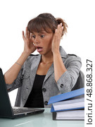 Distressed woman with laptop. Стоковое фото, агентство Ingram Publishing / Фотобанк Лори