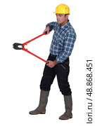 Labourer holding large clippers. Стоковое фото, агентство Ingram Publishing / Фотобанк Лори