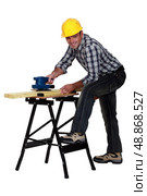 Carpenter using electric sander. Стоковое фото, агентство Ingram Publishing / Фотобанк Лори