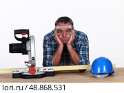 A fed-up and bored tradesman. Стоковое фото, агентство Ingram Publishing / Фотобанк Лори