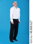 mature frightened against blue background. Стоковое фото, агентство Ingram Publishing / Фотобанк Лори