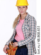craftswoman putting a tool in her belt. Стоковое фото, агентство Ingram Publishing / Фотобанк Лори