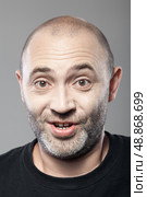 amazed man portrait isolated on gray background. Стоковое фото, агентство Ingram Publishing / Фотобанк Лори