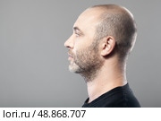 profile portrait of man isolated on gray background with copyspace. Стоковое фото, агентство Ingram Publishing / Фотобанк Лори
