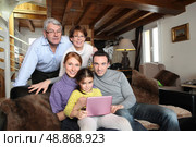 A cozy family portrait. Стоковое фото, агентство Ingram Publishing / Фотобанк Лори