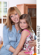 Woman hugging her daughter. Стоковое фото, агентство Ingram Publishing / Фотобанк Лори