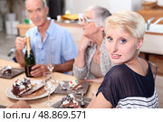 Family gathered around table. Стоковое фото, агентство Ingram Publishing / Фотобанк Лори