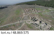 the ancient city of Hierapolis. This is an ancient city near Pamukkale. drone. Стоковое видео, видеограф German Zvyagin / Фотобанк Лори