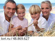 Family spending the day by the seaside. Стоковое фото, агентство Ingram Publishing / Фотобанк Лори