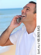 Mature man laughing into his cellphone. Стоковое фото, агентство Ingram Publishing / Фотобанк Лори