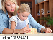 Woman and child playing dominoes. Стоковое фото, агентство Ingram Publishing / Фотобанк Лори