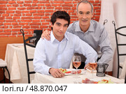 Two generations sitting in a restaurant. Стоковое фото, агентство Ingram Publishing / Фотобанк Лори