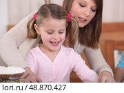 Mother and daughter in the kitchen. Стоковое фото, агентство Ingram Publishing / Фотобанк Лори
