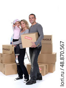 Young family with moving boxes. Стоковое фото, агентство Ingram Publishing / Фотобанк Лори