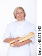 woman holding bread. Стоковое фото, агентство Ingram Publishing / Фотобанк Лори