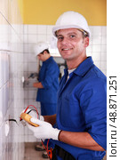 Worker performing an electrical test. Стоковое фото, агентство Ingram Publishing / Фотобанк Лори
