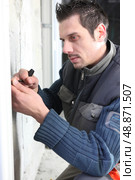Man scraping a wall. Стоковое фото, агентство Ingram Publishing / Фотобанк Лори