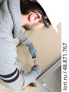 Man rearing house electrics. Стоковое фото, агентство Ingram Publishing / Фотобанк Лори